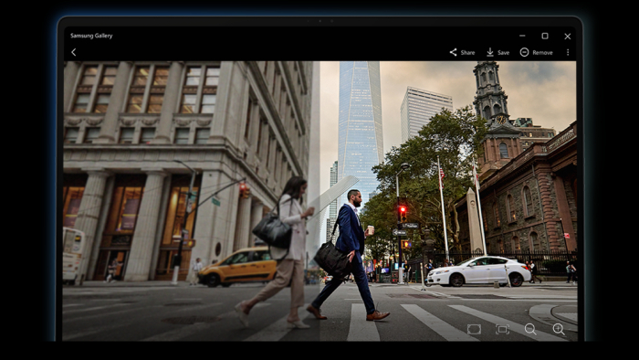 Schermata di app su tablet con foto di persone che attraversano la strada in città, edifici e auto visibili.