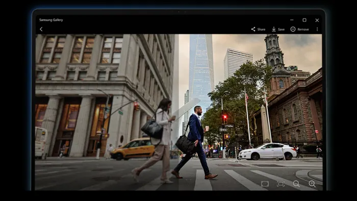 Schermata di app su tablet con foto di persone che attraversano la strada in città, edifici e auto visibili.