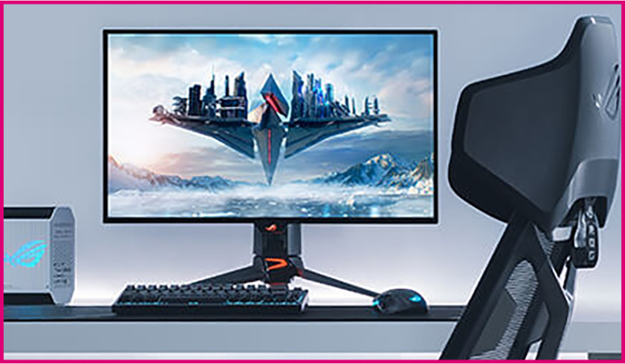 Monitor con citt� fluttuante, tastiera, mouse, PC grigio e sedia da gaming nera. Montagne innevate sullo sfondo dello schermo.