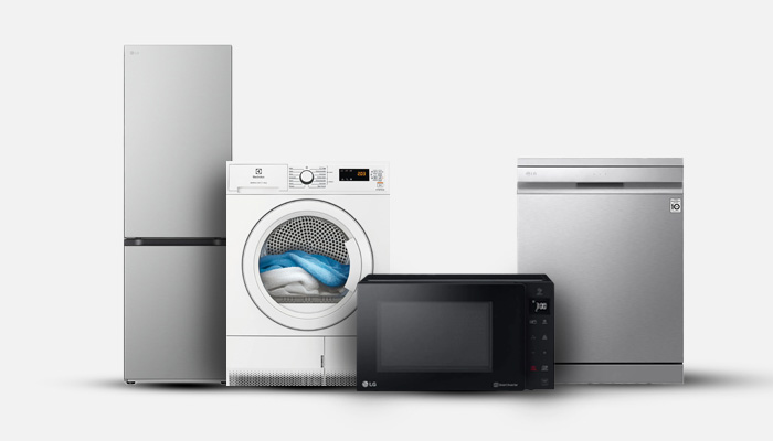 Frigorifero grigio, asciugatrice bianca con bucato, microonde nero e lavastoviglie grigia su sfondo bianco.