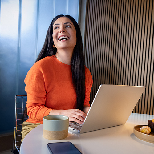 Una commessa MediaWorld che mostra ad una cliente un notebook