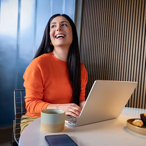 Una commessa MediaWorld che mostra ad una cliente un notebook