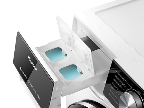 Lavatrice Hisense bianca con cassetto detersivo aperto, contenente liquido blu. Pannello nero e manopola argentata.