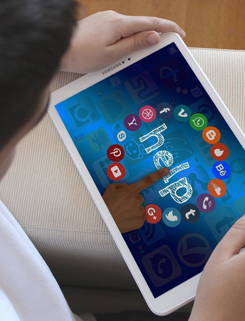 Persona che tiene un tablet con schermo blu e icone di app colorate.