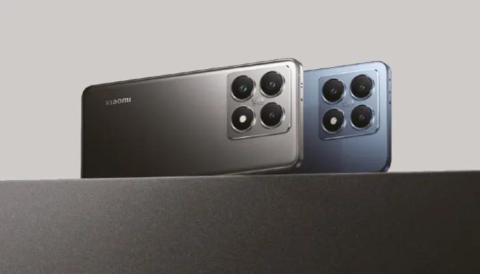 Due telefoni Xiaomi grigi e blu con quattro fotocamere ciascuno su una superficie scura.