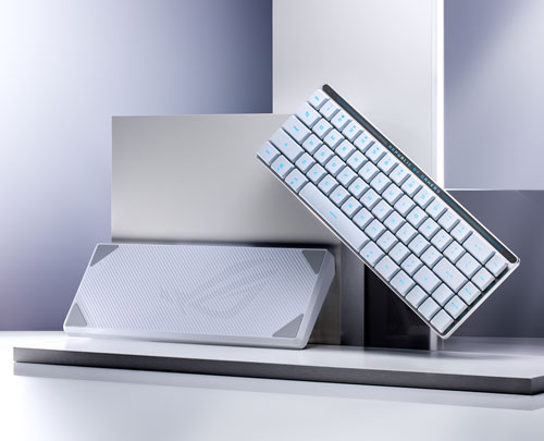 Tastiera bianca appoggiata a parallelepipedi grigi e bianchi. Un poggiapolsi bianco � visibile in primo piano.