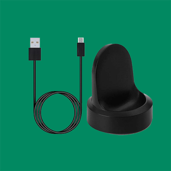 Piccoli cavi e accessori su sfondo verde