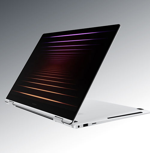 Un portatile aperto mostra linee orizzontali viola e arancioni sullo schermo scuro. Lo sfondo è grigio sfumato.