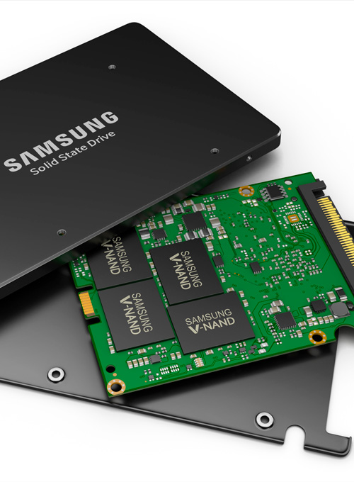 Disco a stato solido Samsung aperto, con scheda verde esposta e chip neri "Samsung V-NAND".