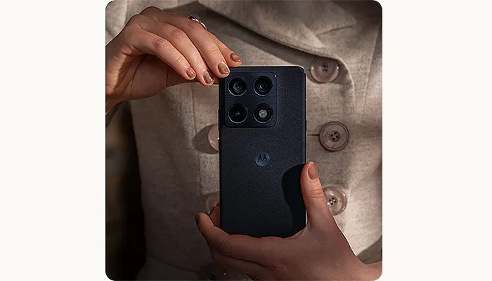 mani di una donna tengono un telefono motorola