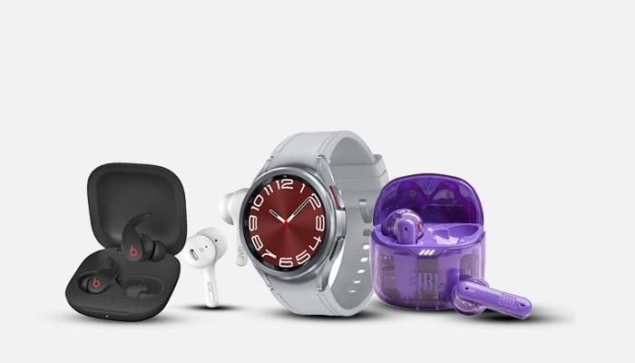 Orologio con quadrante rosso, auricolari bianchi, neri e custodia viola su sfondo bianco.