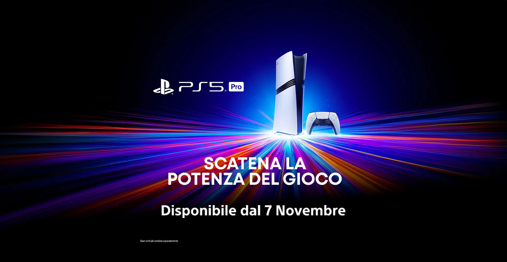 Console PS5 Pro bianca con controller su sfondo blu e linee luminose colorate. Testo promozionale.
