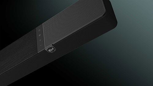 Una barra audio nera con il logo del produttore è mostrata su uno sfondo scuro sfumato.