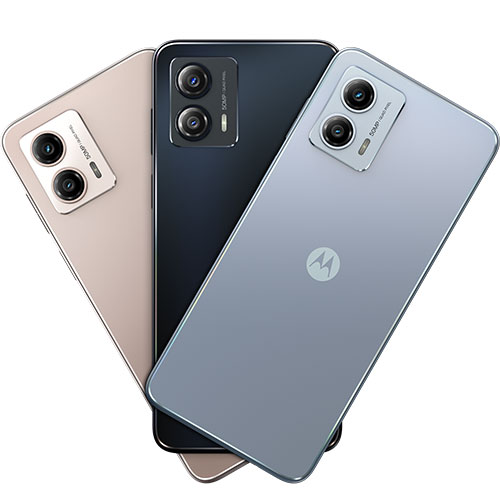 Tre telefoni Motorola impilati: uno beige, uno nero e uno grigio, che mostrano la parte posteriore con due fotocamere.