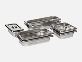 accessori in alluminio per la cucina su sfondo grigio