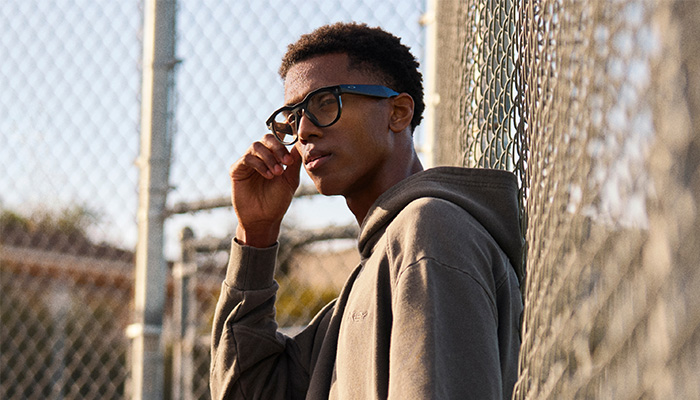 Un ragazzo con degli occhiali Meta Oakley. Cattura con tatto.