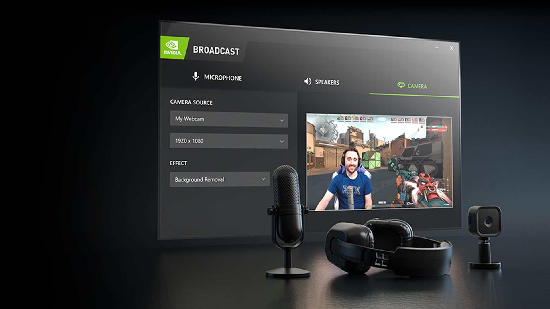 Schermata broadcast NVIDIA con microfono, altoparlanti e impostazioni telecamera. In primo piano, cuffie, microfono e webcam.