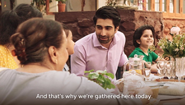 scena di un film indiano con persona a tavola