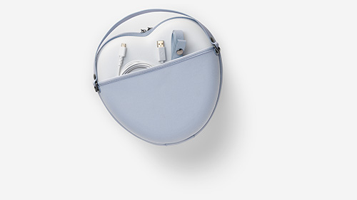 Borsa da viaggio azzurra con spazzolino, caricatore e cavo visibili su sfondo bianco.