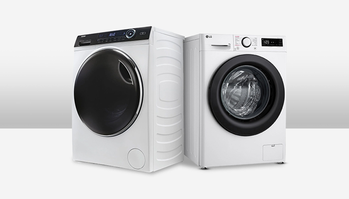 Due lavatrici bianche affiancate, una con obl� nero grande, l'altra con obl� pi� piccolo.