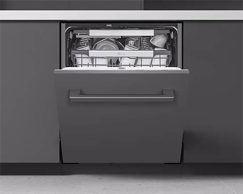 Lavastoviglie grigia semiaperta, piena di piatti e tazze. Maniglia orizzontale. Mobiletti grigi e piano bianco.