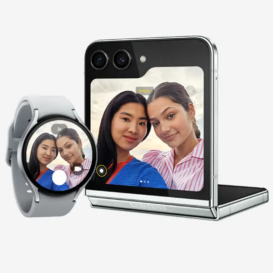 C'� uno smartwatch grigio e un telefono pieghevole nero aperto. Entrambi gli schermi mostrano due donne che posano per una foto.