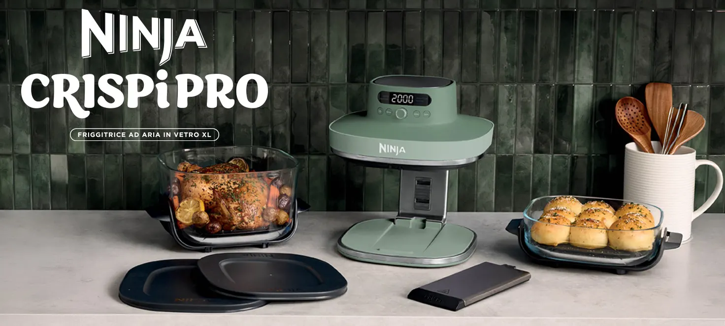 Friggitrice ad aria in vetro XL Ninja Crispi Pro di colore verde salvia su un piano cucina, circondata da contenitori in vetro con cibo cotto.