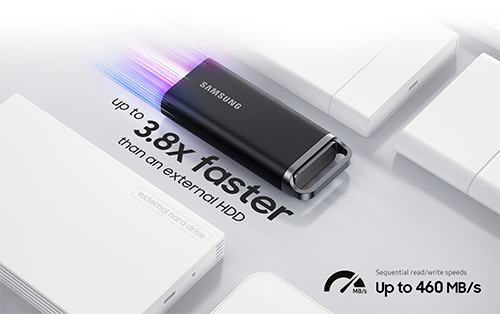 Chiavetta USB Samsung nera su sfondo bianco con scatole bianche, che mostra velocit� di trasferimento dati di 460 MB/s.
