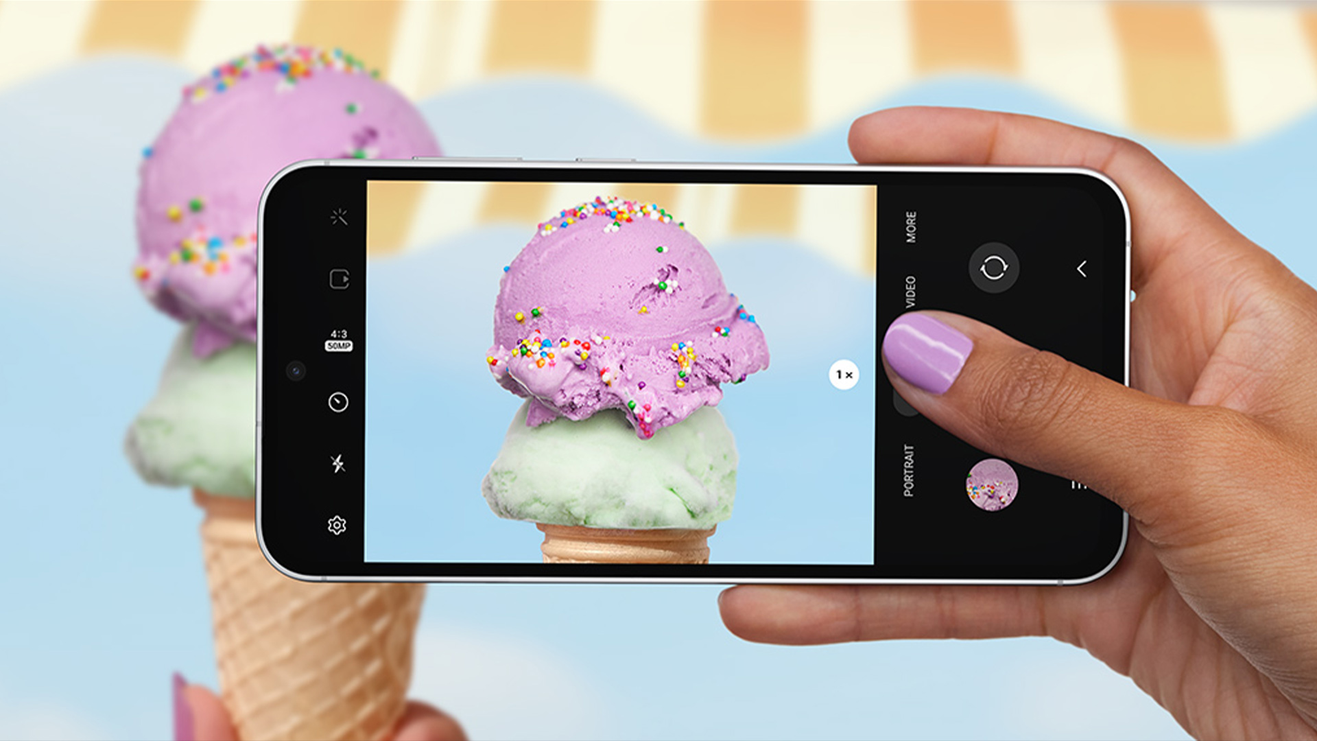 Una mano tiene un telefono che mostra un gelato con granella colorata. Lo sfondo � blu e giallo.