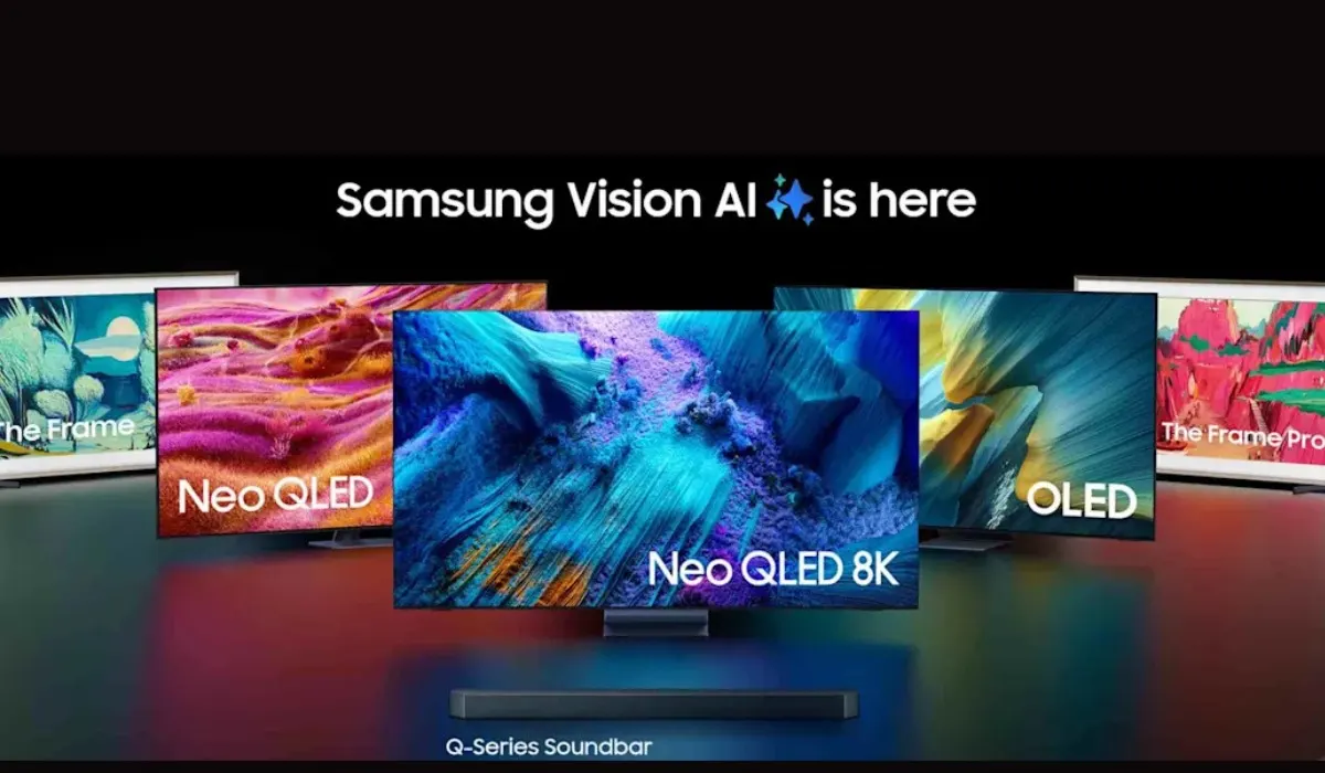 Cinque televisori Samsung mostrano immagini colorate. La soundbar è in basso. Lo sfondo è nero.