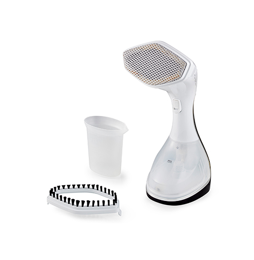 Un vaporizzatore bianco con spazzola e tazza. Il vaporizzatore � in primo piano su sfondo bianco.