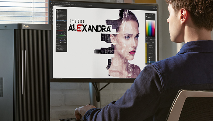 Uomo davanti a un computer che mostra un'immagine di una donna con testo "CYBORG ALEXANDRA". La torre del computer � a sinistra.