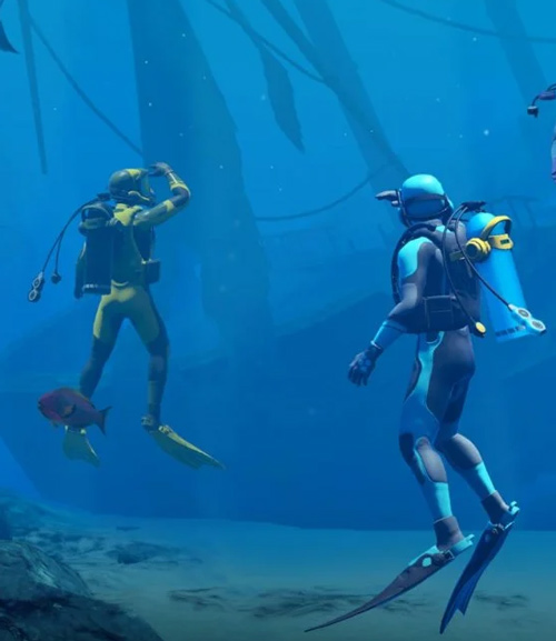 Due subacquei in mute gialle e blu nuotano in acque profonde con bombole d'ossigeno e pinne. Un pesce rosso è visibile.