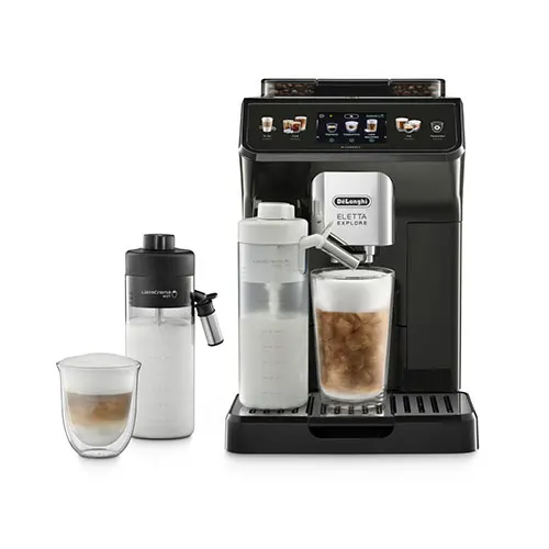 Macchina da caff� nera con contenitori latte e bicchiere con bevanda a due strati.