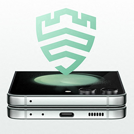 Un telefono pieghevole nero e argento chiuso sotto uno scudo verde stilizzato su sfondo bianco.