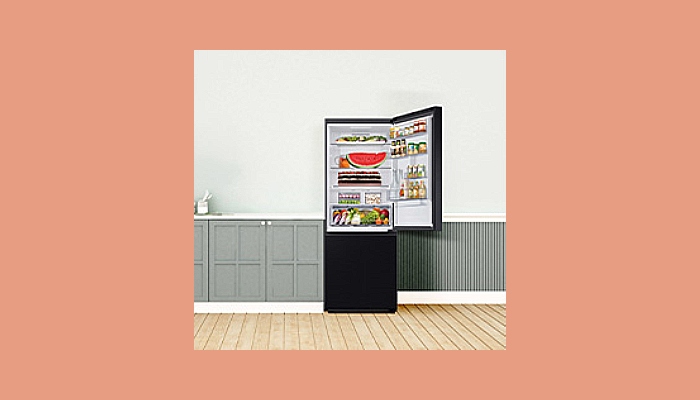 frigorifero aperto su sfondo rosa