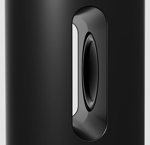 Un altoparlante nero verticale con un'apertura ovale e allungata sul lato destro. La superficie � liscia e opaca.