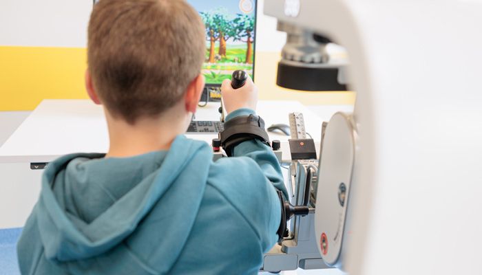 un bambino gioca ai videogames