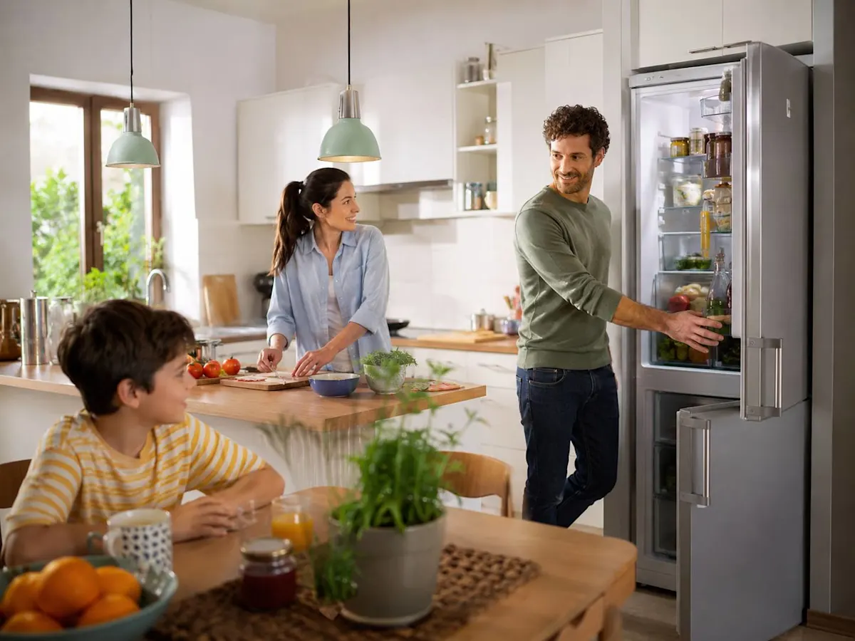 famiglia in cucina