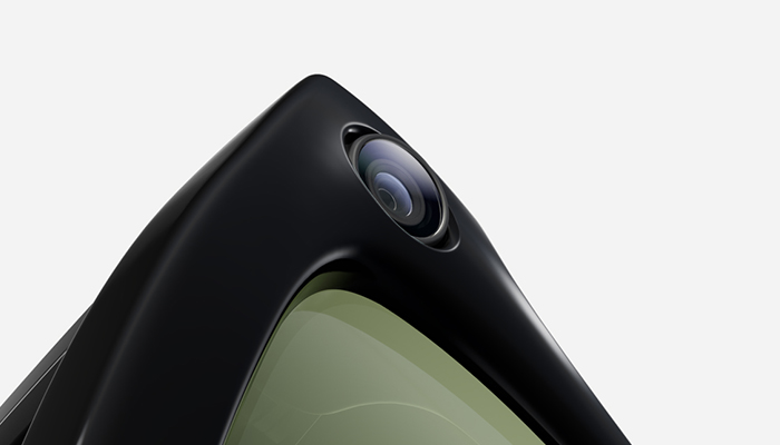 Primo piano di occhiali neri con una fotocamera integrata, su sfondo bianco.