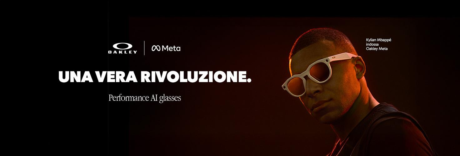 Loghi Meta | Oakley. Mbappè in foto con un paio di occhiali META Oakley. Scritta con: UNA VERA RIVOLUZIONE. Performance AI Glasses