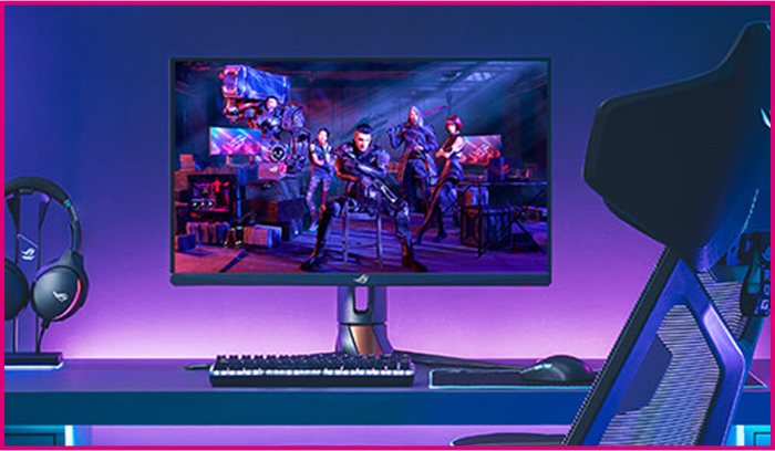 Scrivania con cuffie, tastiera, mouse e sedia da gaming; sullo schermo, un gruppo di personaggi in un videogioco.