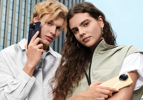 Due persone mostrano telefoni; uno nero all'orecchio, l'altro dorato in mano. Indossano abiti chiari. Lo sfondo ha linee verticali.