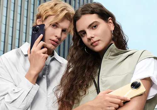Due persone mostrano telefoni; uno nero all'orecchio, l'altro dorato in mano. Indossano abiti chiari. Lo sfondo ha linee verticali.