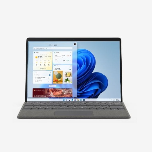 Un laptop grigio aperto mostra un'interfaccia utente con widget di calendario, meteo e notizie su sfondo bianco.