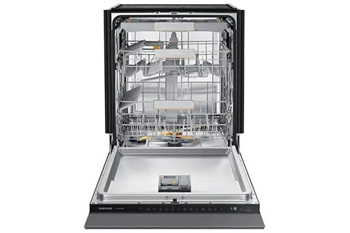 Lavastoviglie aperta con cestelli interni in metallo. Il pannello frontale � nero.