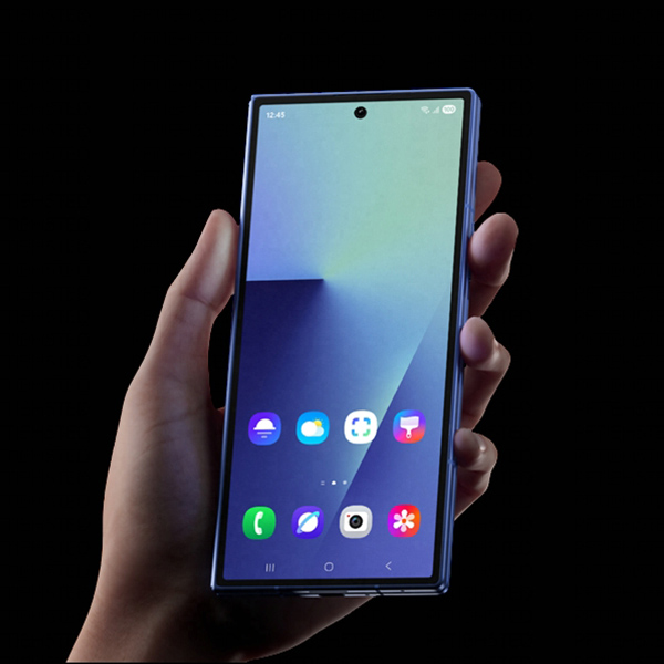 Mano che tiene un Samsung Galaxy Fold7