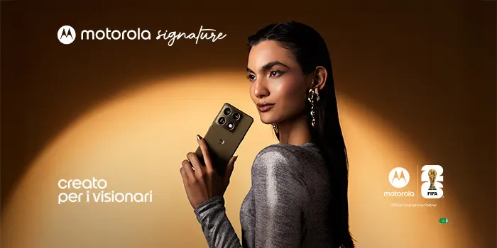 donna che tiene in mano un telefono motorola su sfondo arancione