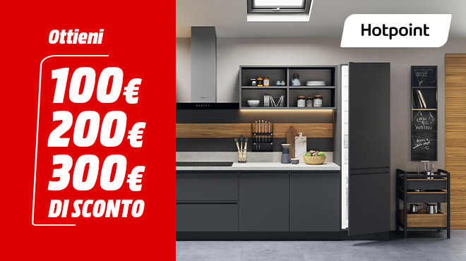 una cucina con elettrodomestici hotpoint