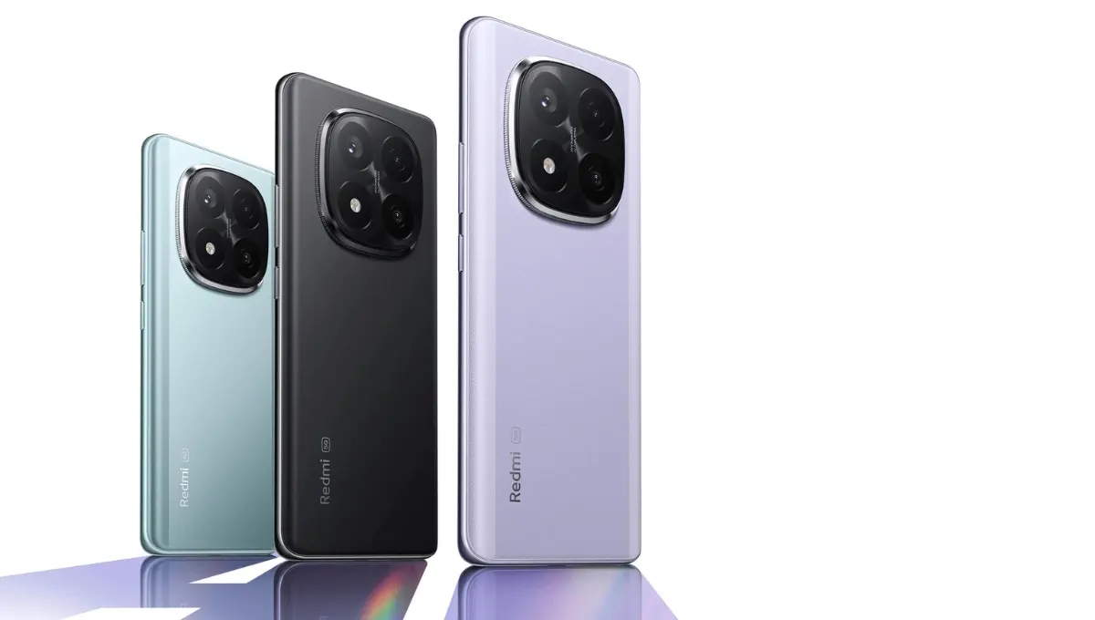 Tre smartphone verticali di colore verde acqua, nero e lavanda con quattro obiettivi circolari sulla parte posteriore.